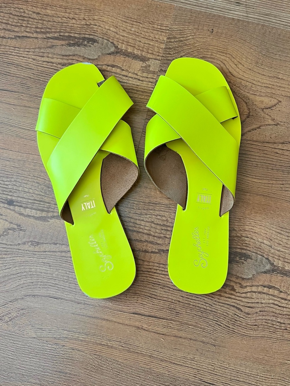 Seychelles flat sandals, neon yellow leather made in Italy, 8.5